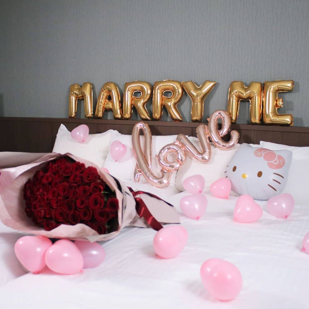 写真は装飾イメージです。<br>「MARRYME」バルーン、花束は商品に含まれません。<br>＊loveバルーンの色はゴールドになります。