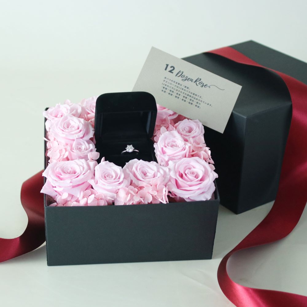 「Will you marry me?」カード付。裏面にはバラの輪数に込められた意味が書かれています。