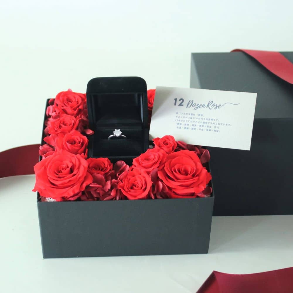 「Will you marry me?」カード付。裏面にはバラの輪数に込められた意味が書かれています。
